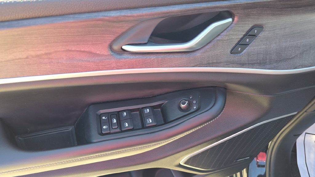 Used 2023 Jeep Grand Cherokee Limited AWD/4WD image 25