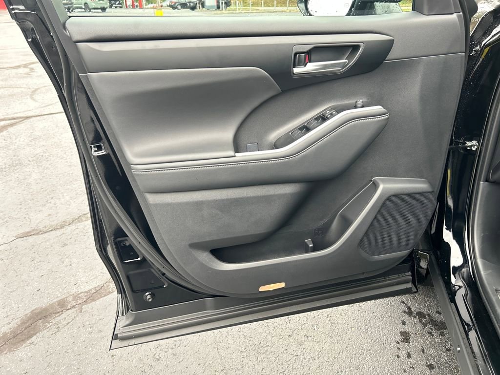 New 2025 Toyota Highlander XLE image 10