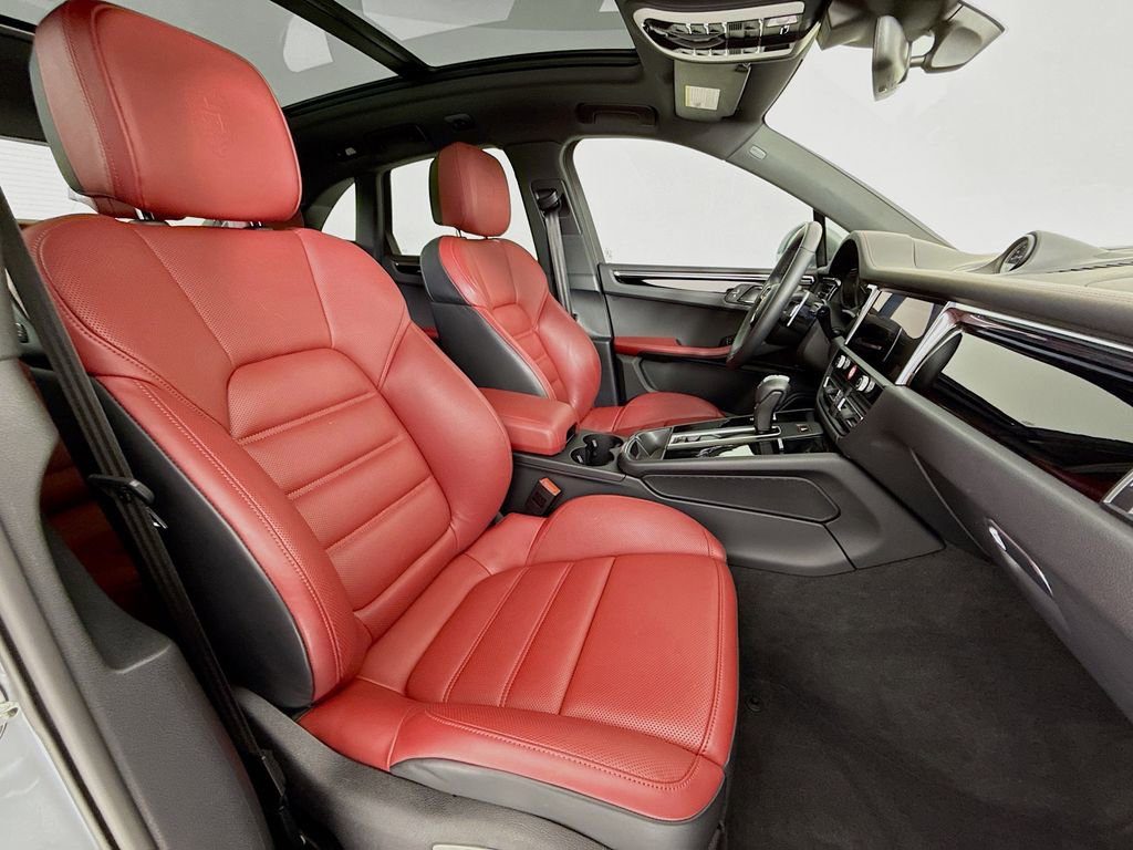 Certified 2025 Porsche Macan image 32