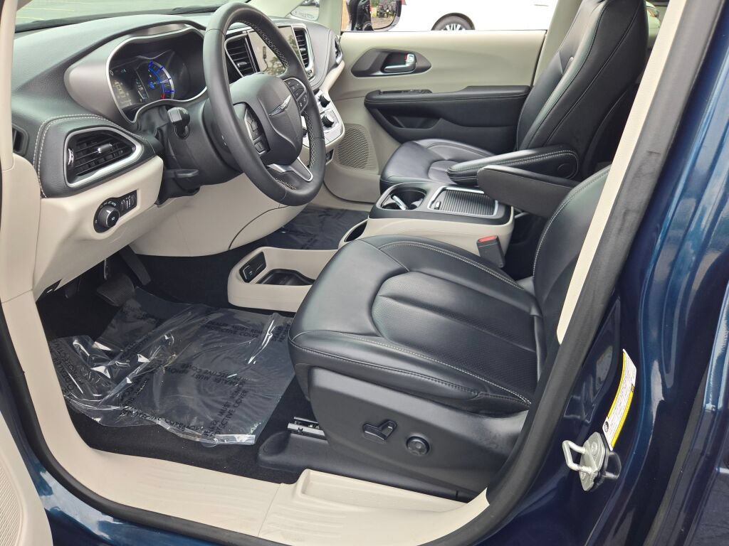 Certified 2024 Chrysler Pacifica Limited FWD image 5