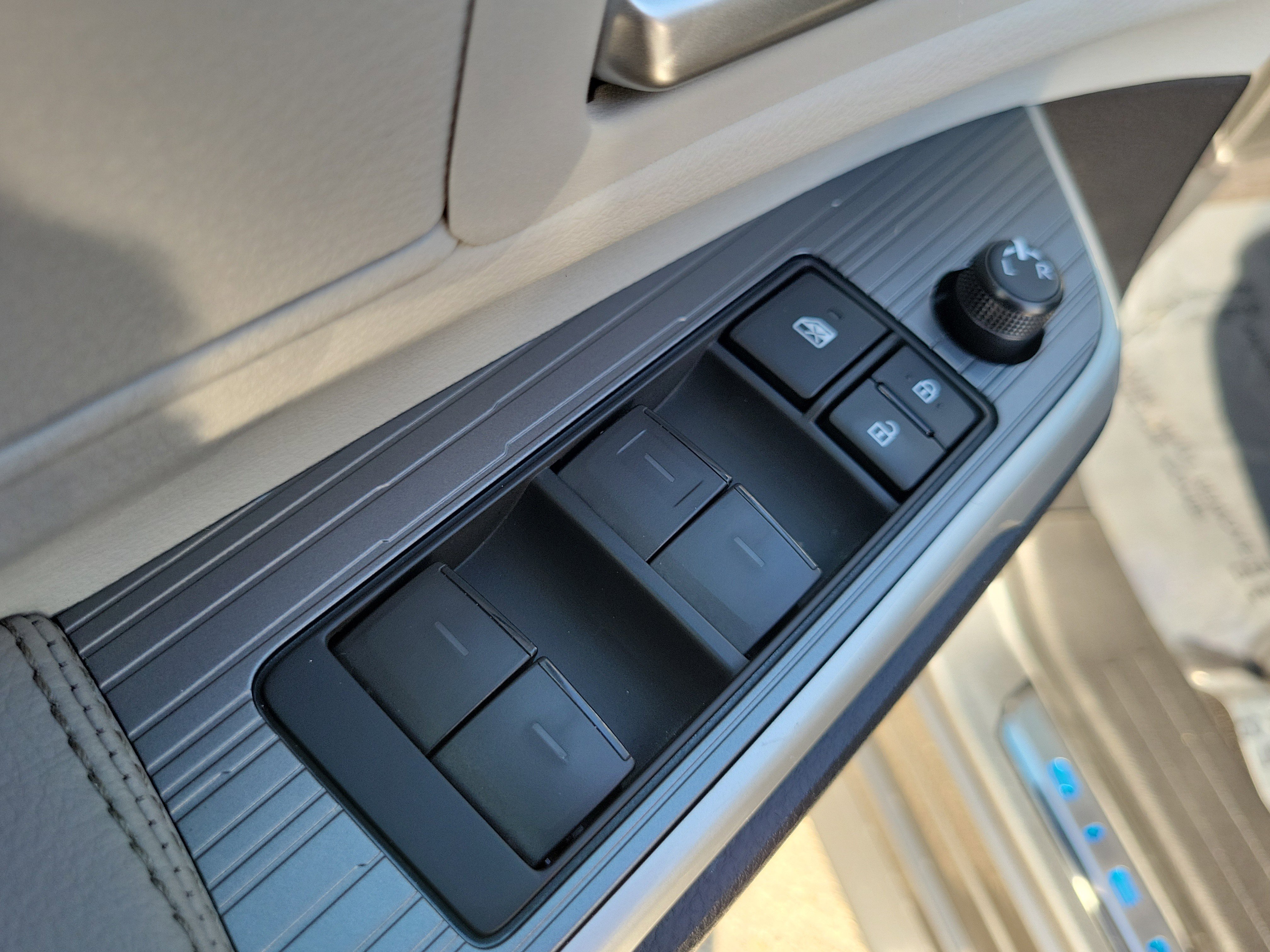 Used 2026 Toyota Sienna XLE FWD image 27