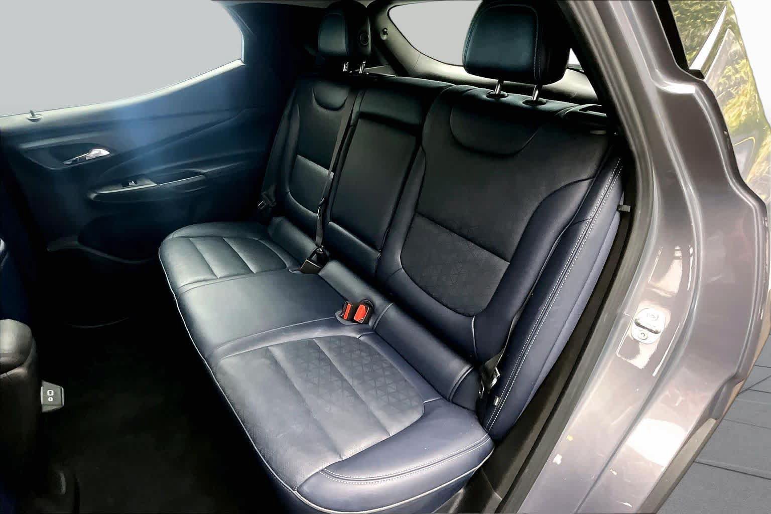 Used 2022 Chevrolet Bolt EUV LT w/ Convenience Package FWD image 18