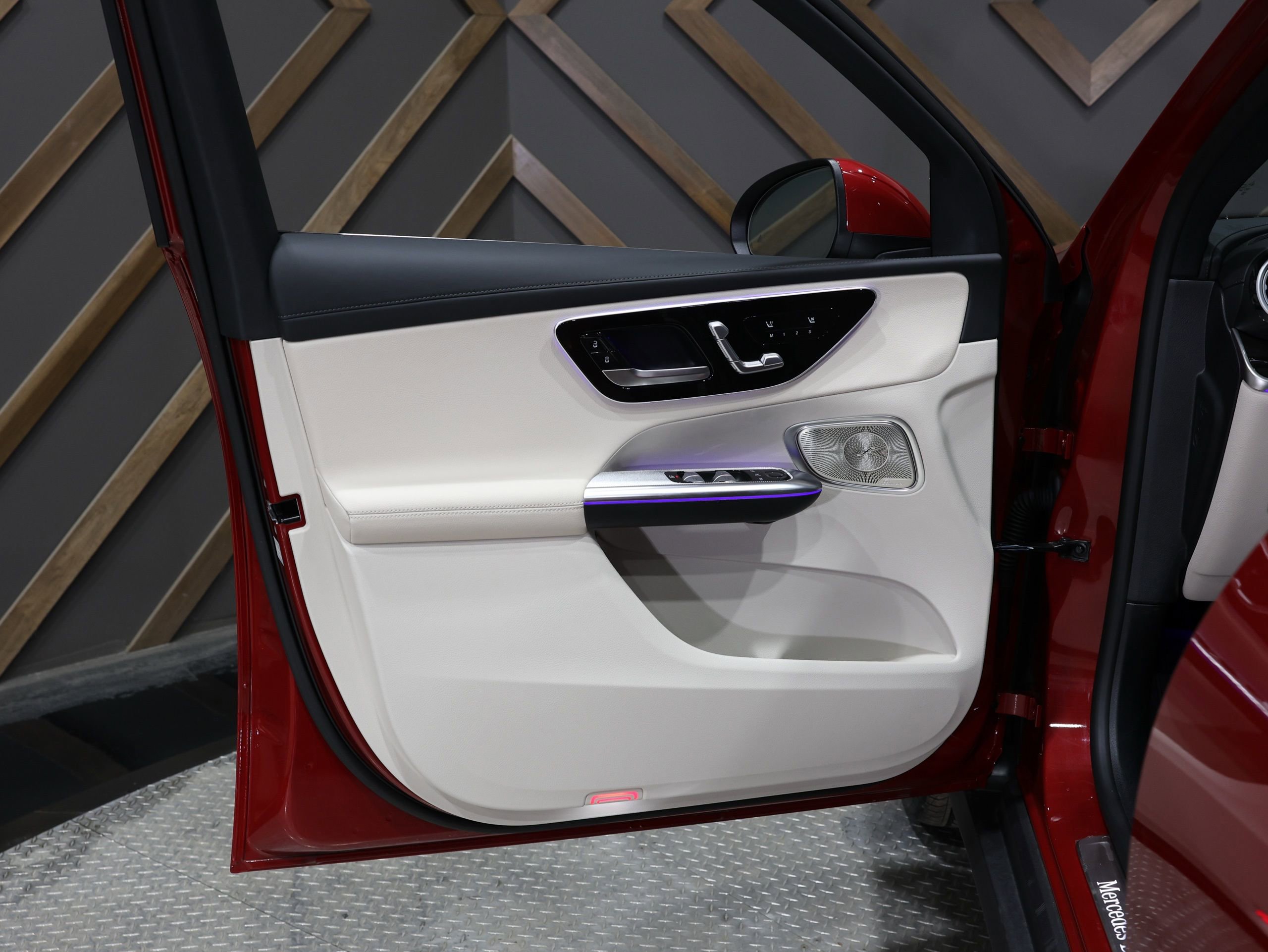 Used 2025 Mercedes-Benz GLC 300 4MATIC image 35