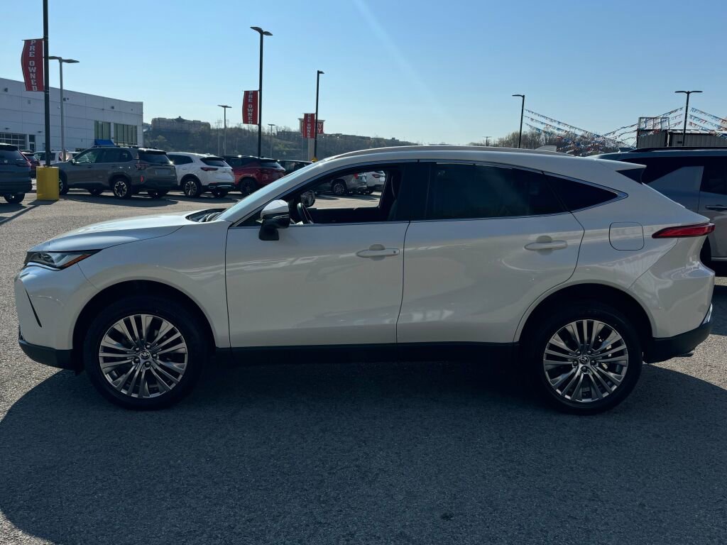 Used 2022 Toyota Venza XLE image 4