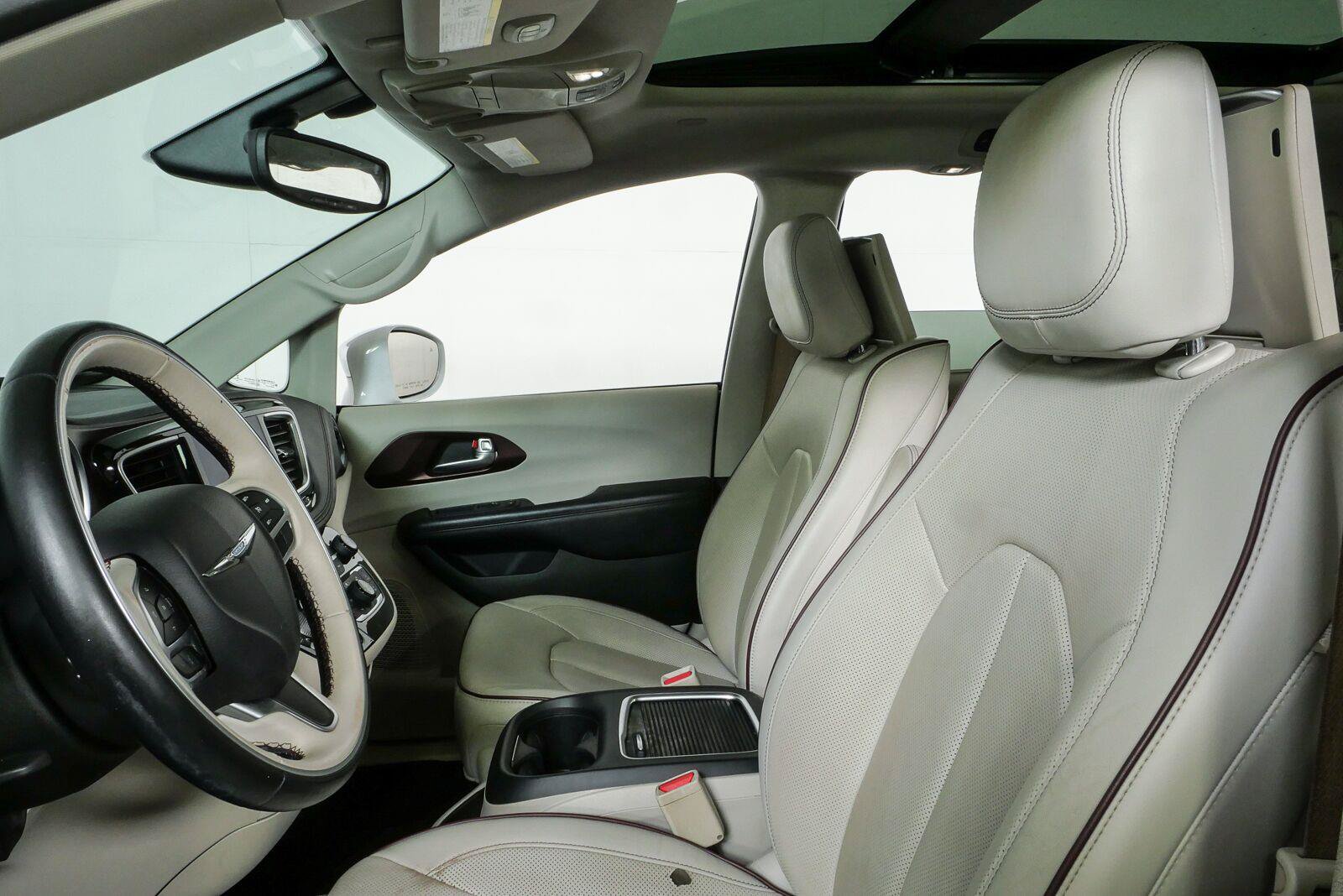 Used 2017 Chrysler Pacifica Limited FWD image 5