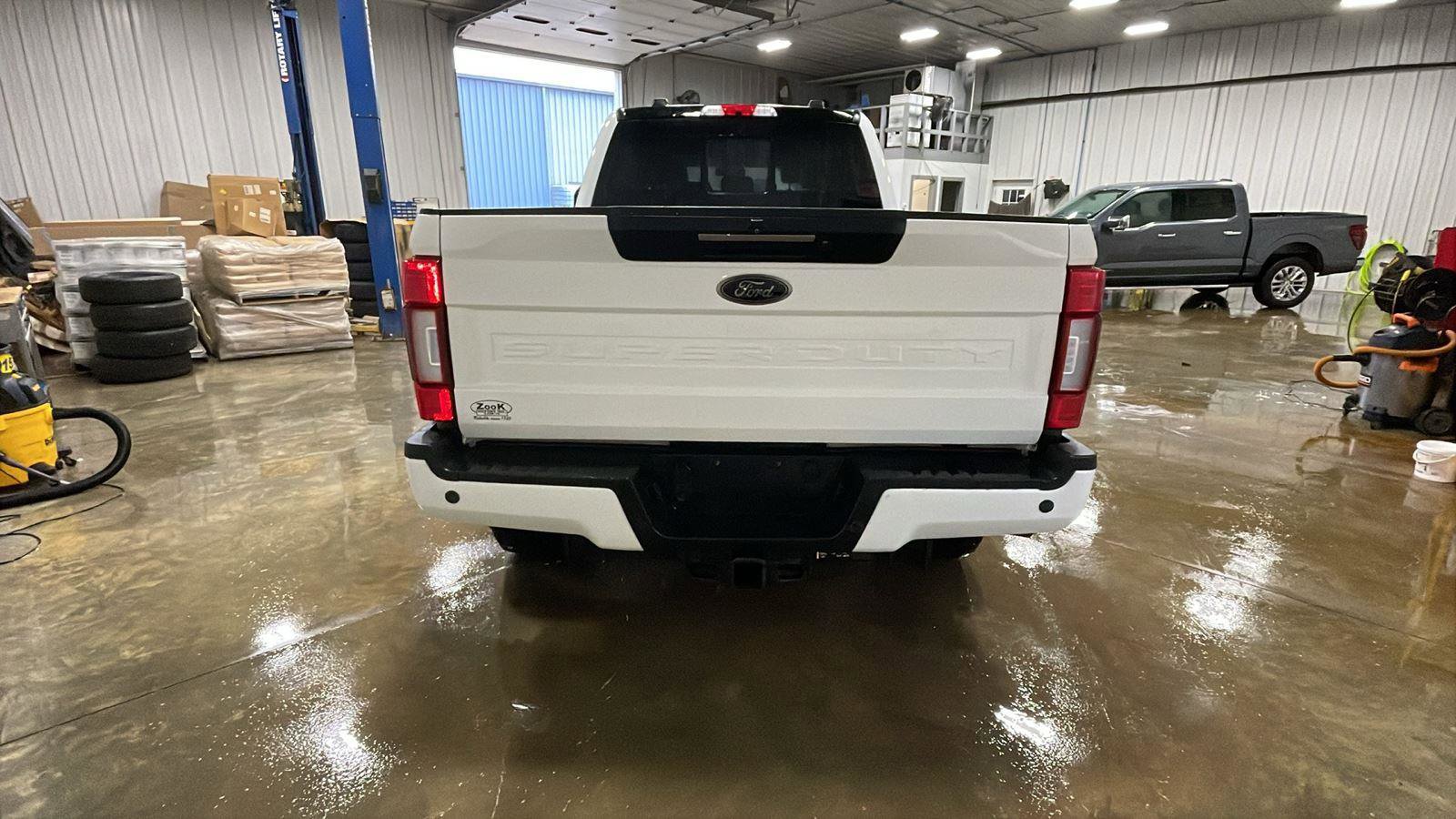 Used 2022 Ford F350 Lariat w/ Black Appearance Package image 6