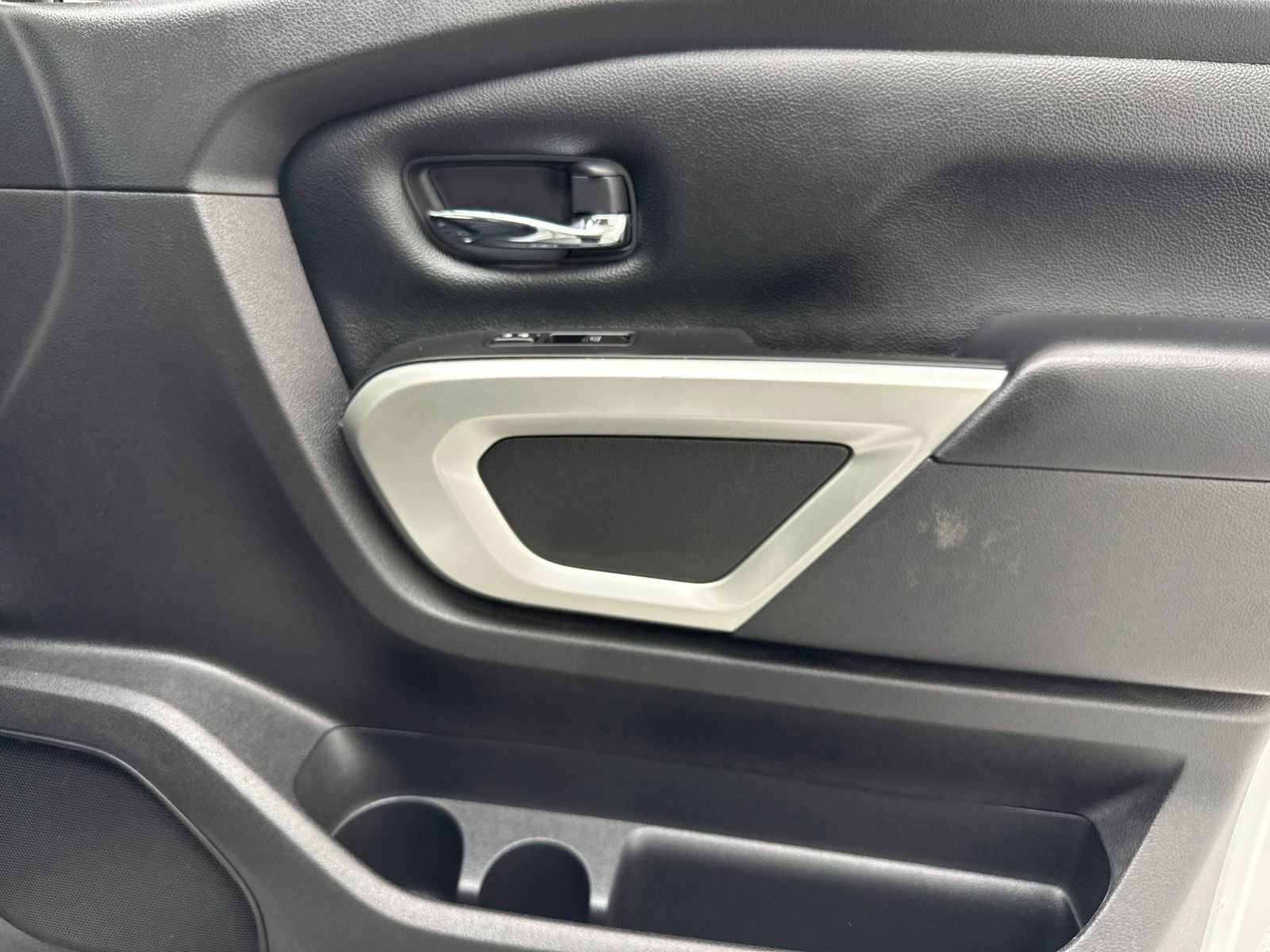 Used 2022 Nissan Titan SV AWD/4WD image 43