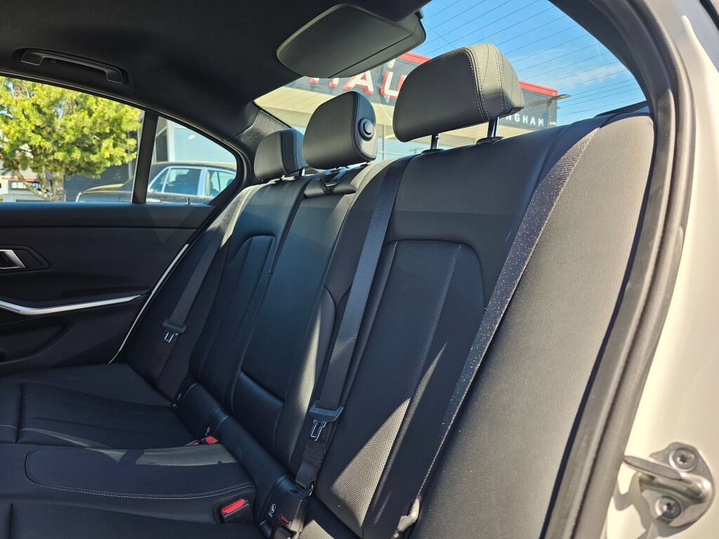 Used 2026 BMW 330i Sedan w/ M Sport Package RWD image 19