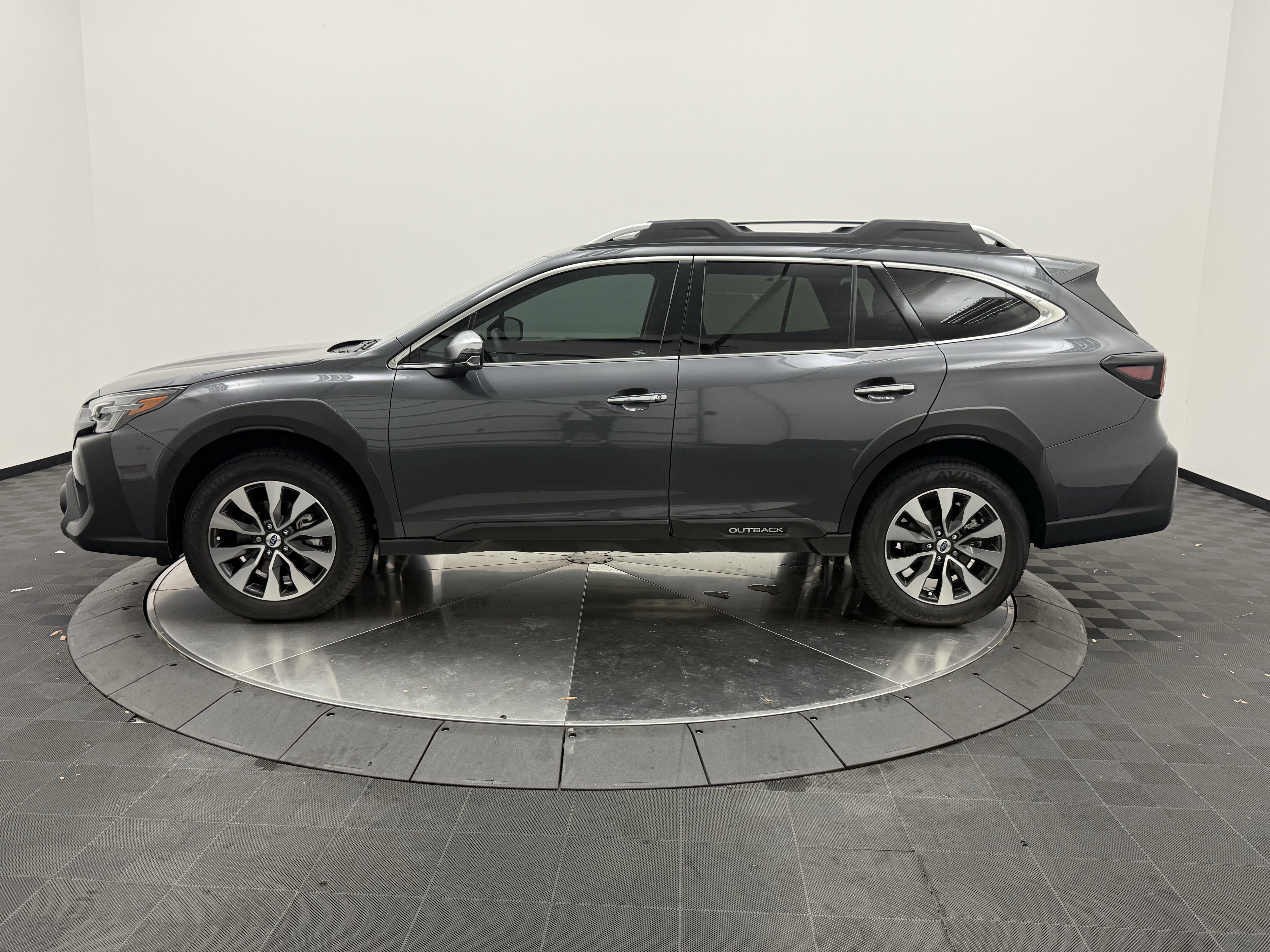 Used 2025 Subaru Outback Touring AWD/4WD image 4