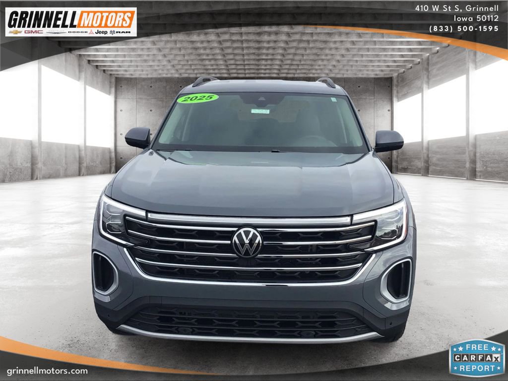 Used 2025 Volkswagen Atlas SE image 2