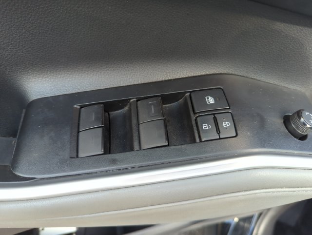 Used 2022 Toyota Highlander XLE FWD image 33