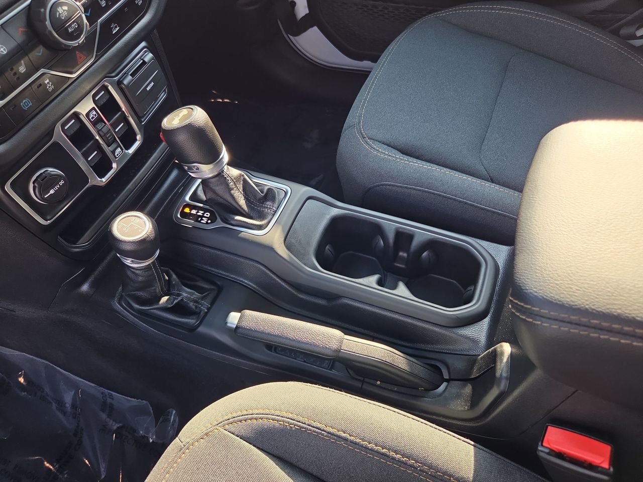 Used 2025 Jeep Wrangler Unlimited Sahara AWD/4WD image 31