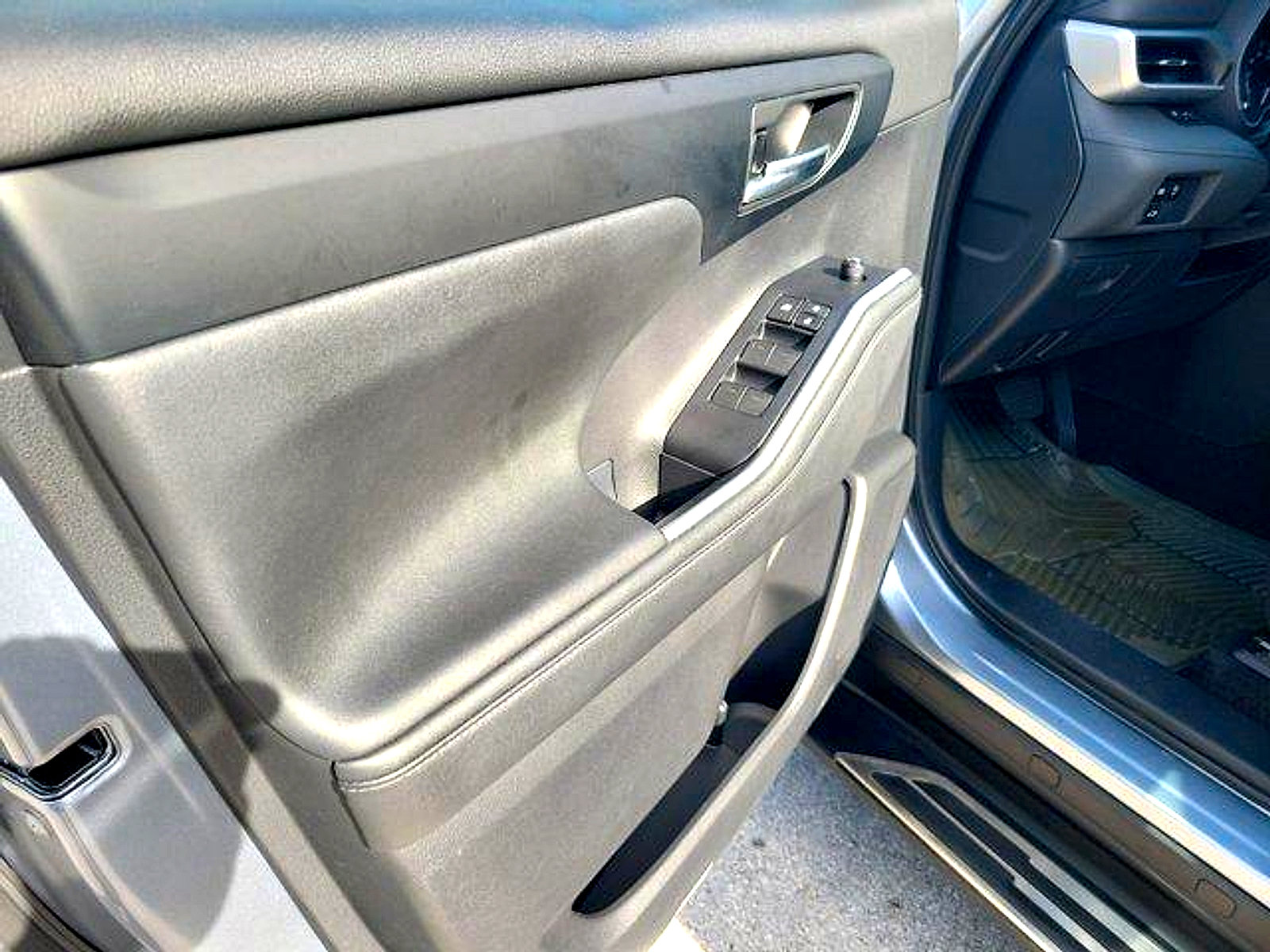 Used 2023 Toyota Highlander XLE FWD image 23