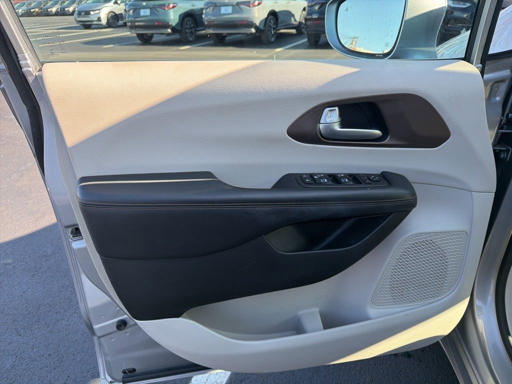 Used 2018 Chrysler Pacifica Touring-L Plus w/ Tire & Wheel Group image 19