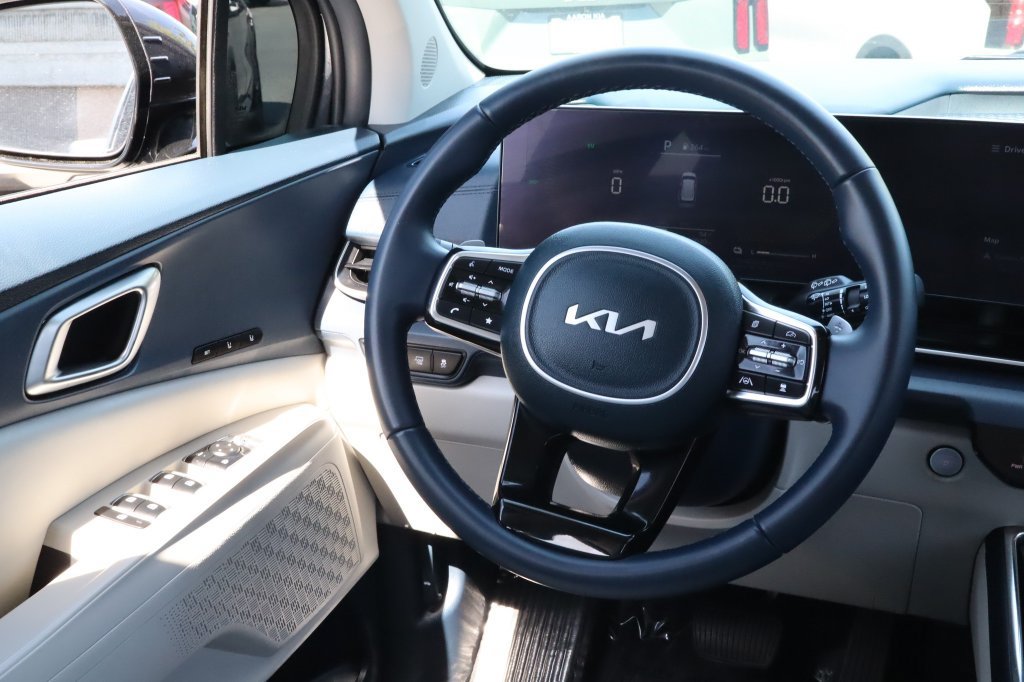Used 2025 Kia Carnival EX FWD image 27