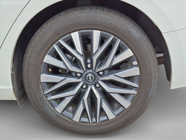 Used 2025 Nissan Altima 2.5 SV FWD image 13