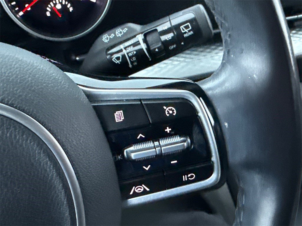 Used 2022 Kia Carnival LX image 22