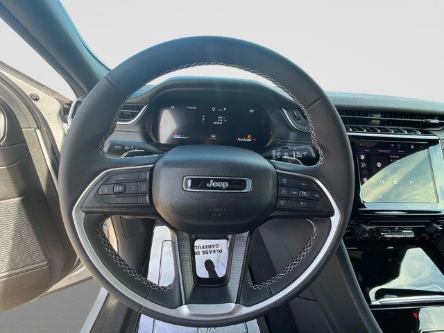 Used 2025 Jeep Grand Cherokee L Laredo AWD/4WD image 27
