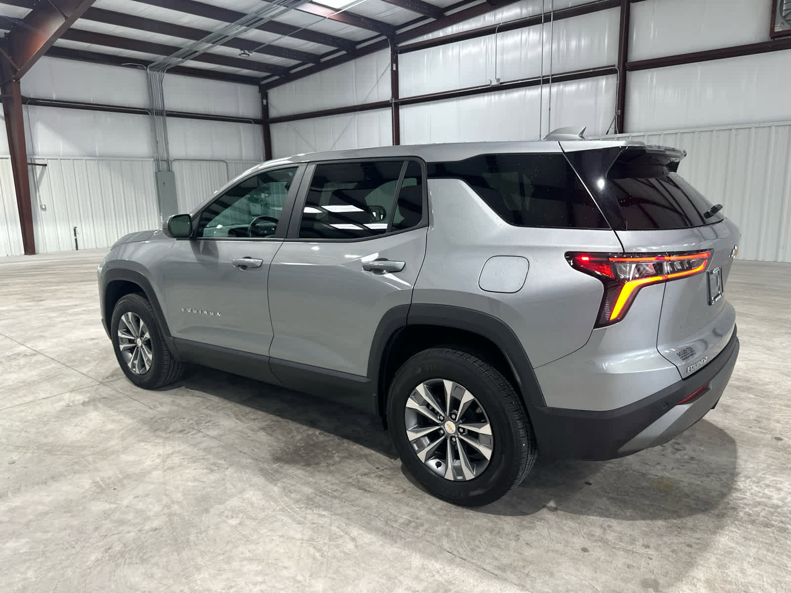 Used 2025 Chevrolet Equinox LT FWD image 3
