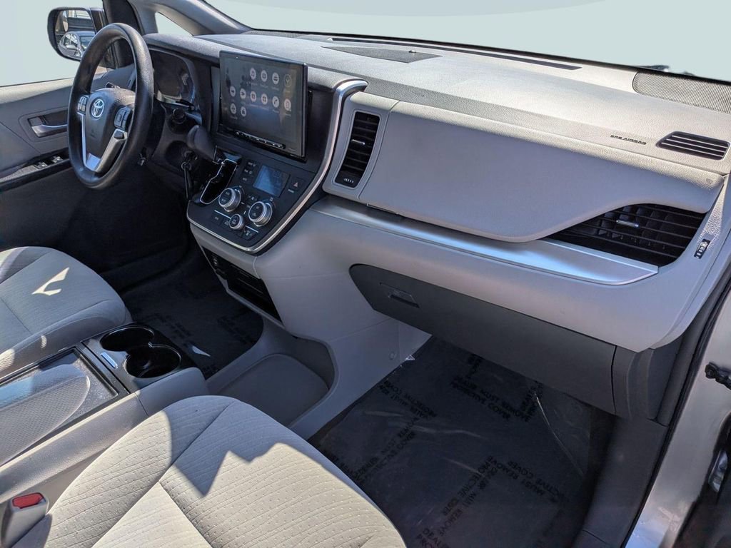 Used 2017 Toyota Sienna LE AWD/4WD image 28