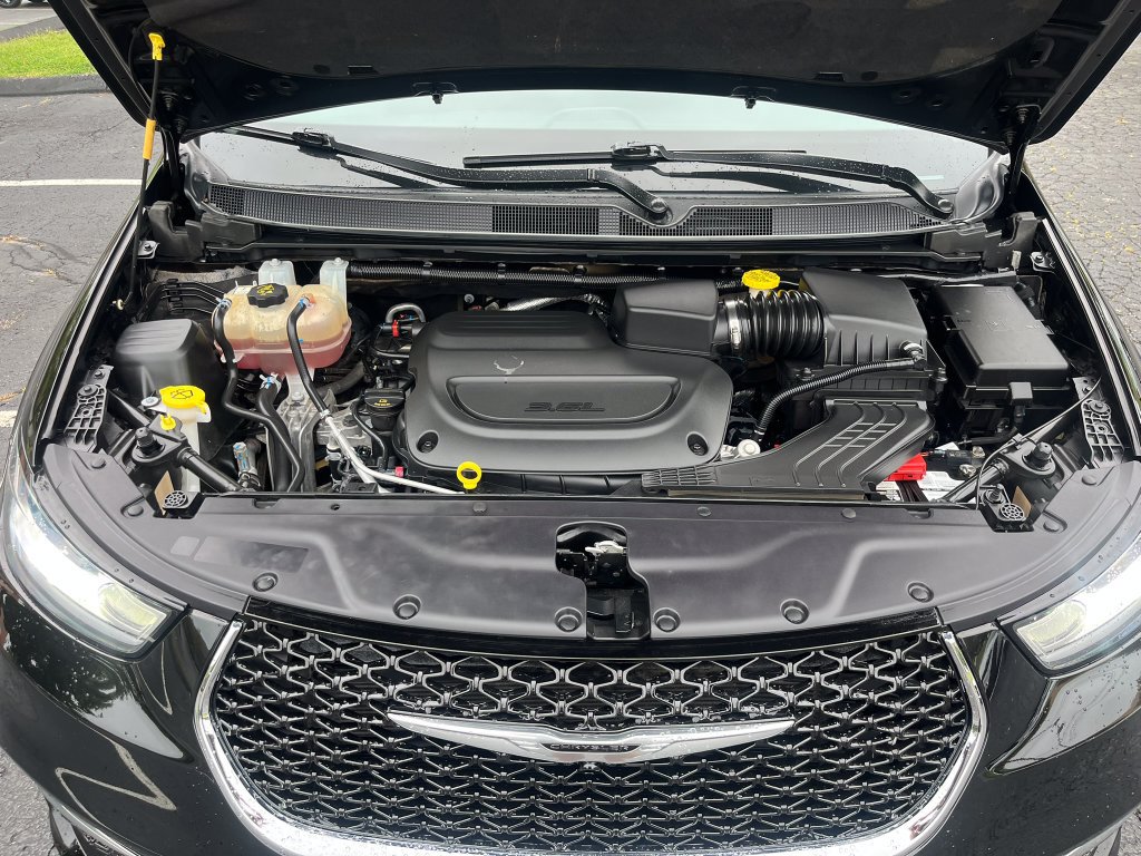 Used 2024 Chrysler Pacifica Touring-L FWD image 27