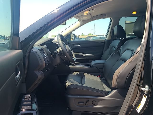 Used 2024 Nissan Pathfinder SL FWD image 12