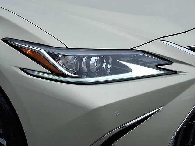 Used 2025 Lexus ES 300h w/ Premium Package image 11