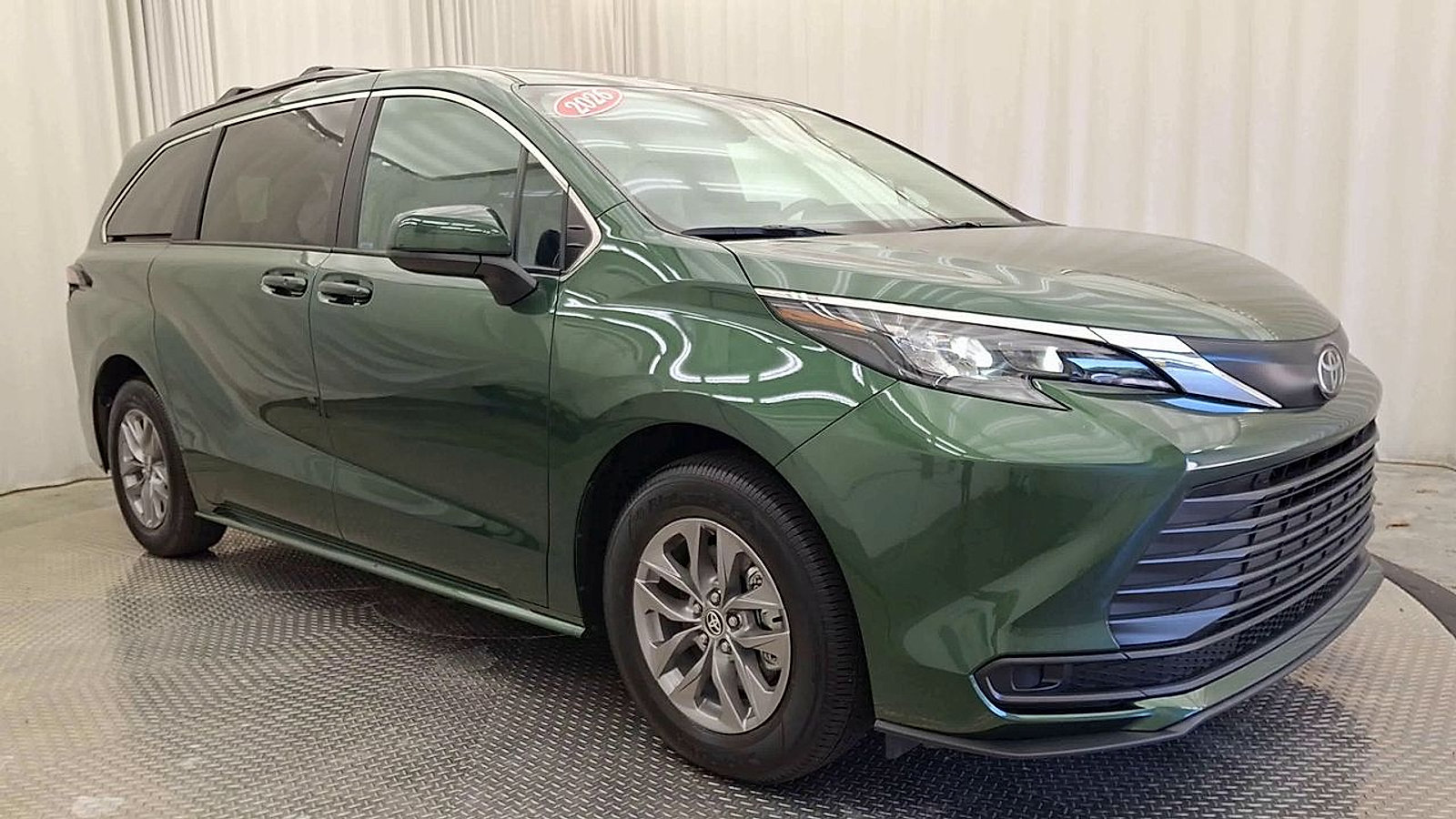 Certified 2026 Toyota Sienna LE AWD/4WD image 9