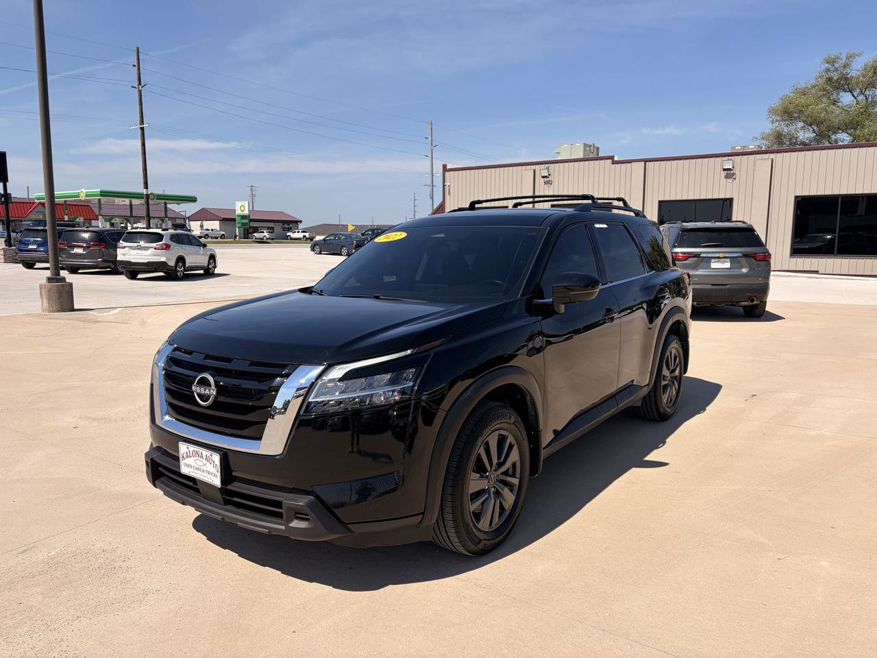 Used 2022 Nissan Pathfinder SV AWD/4WD image 2