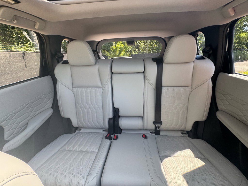 Used 2025 Mitsubishi Outlander AWD image 38
