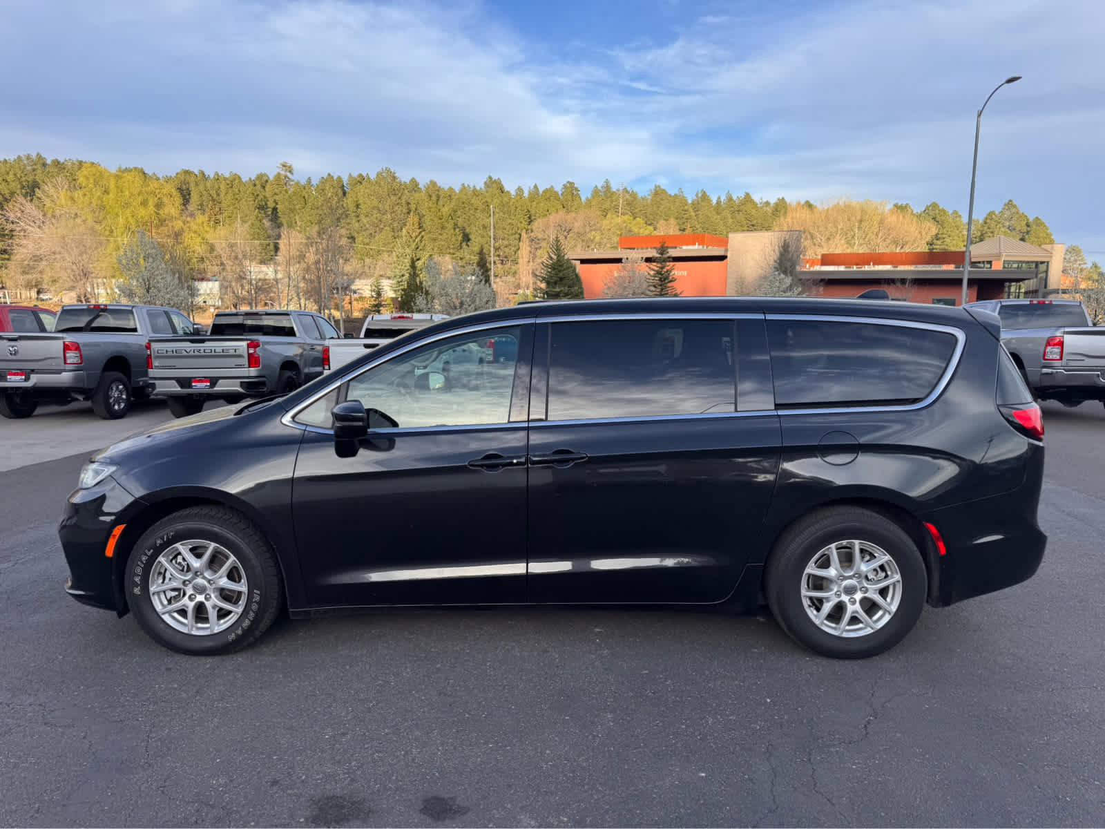 Used 2023 Chrysler Pacifica Touring-L image 2