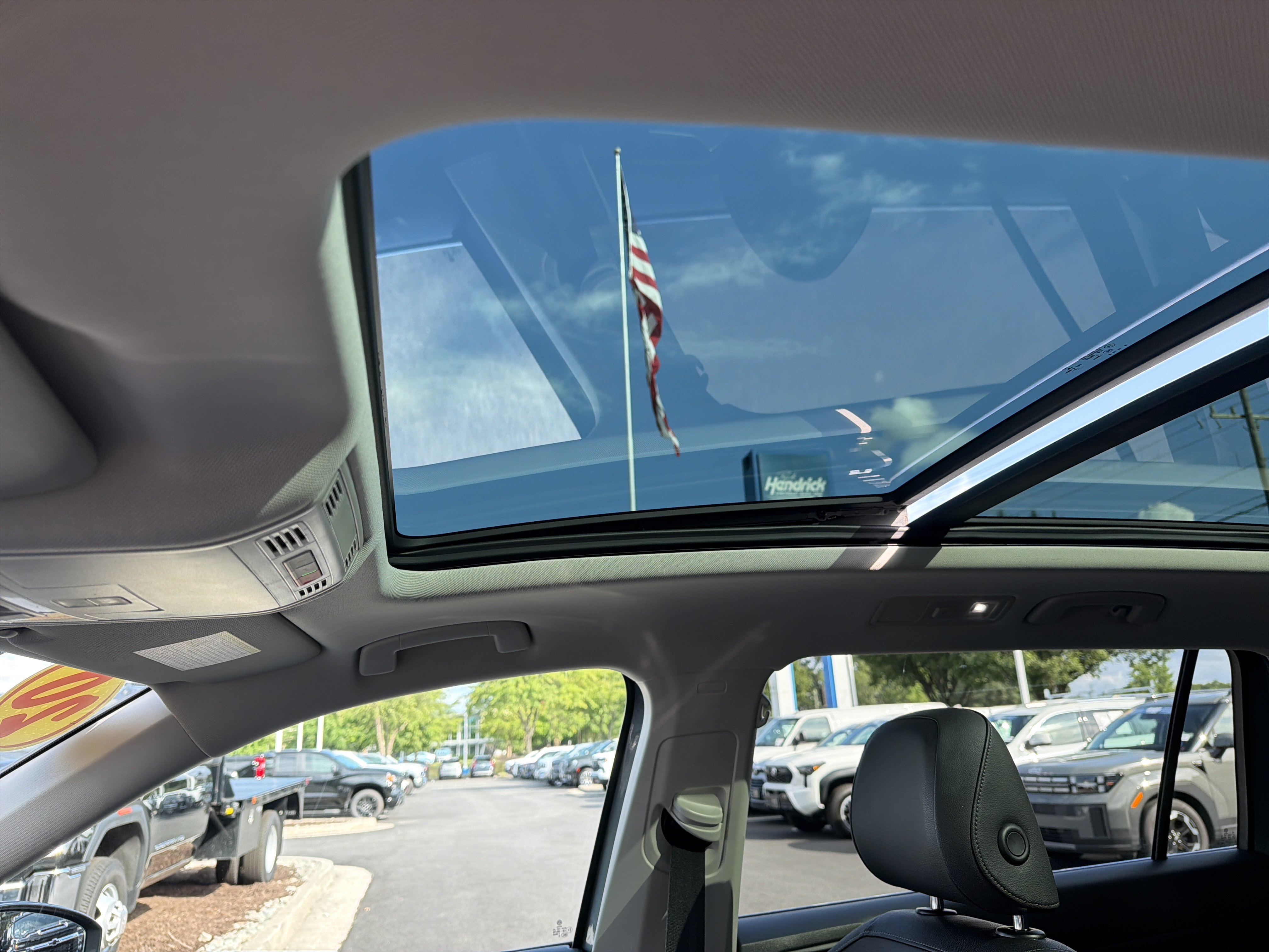Used 2020 Volkswagen Tiguan SE w/ Panoramic Sunroof Package FWD image 27