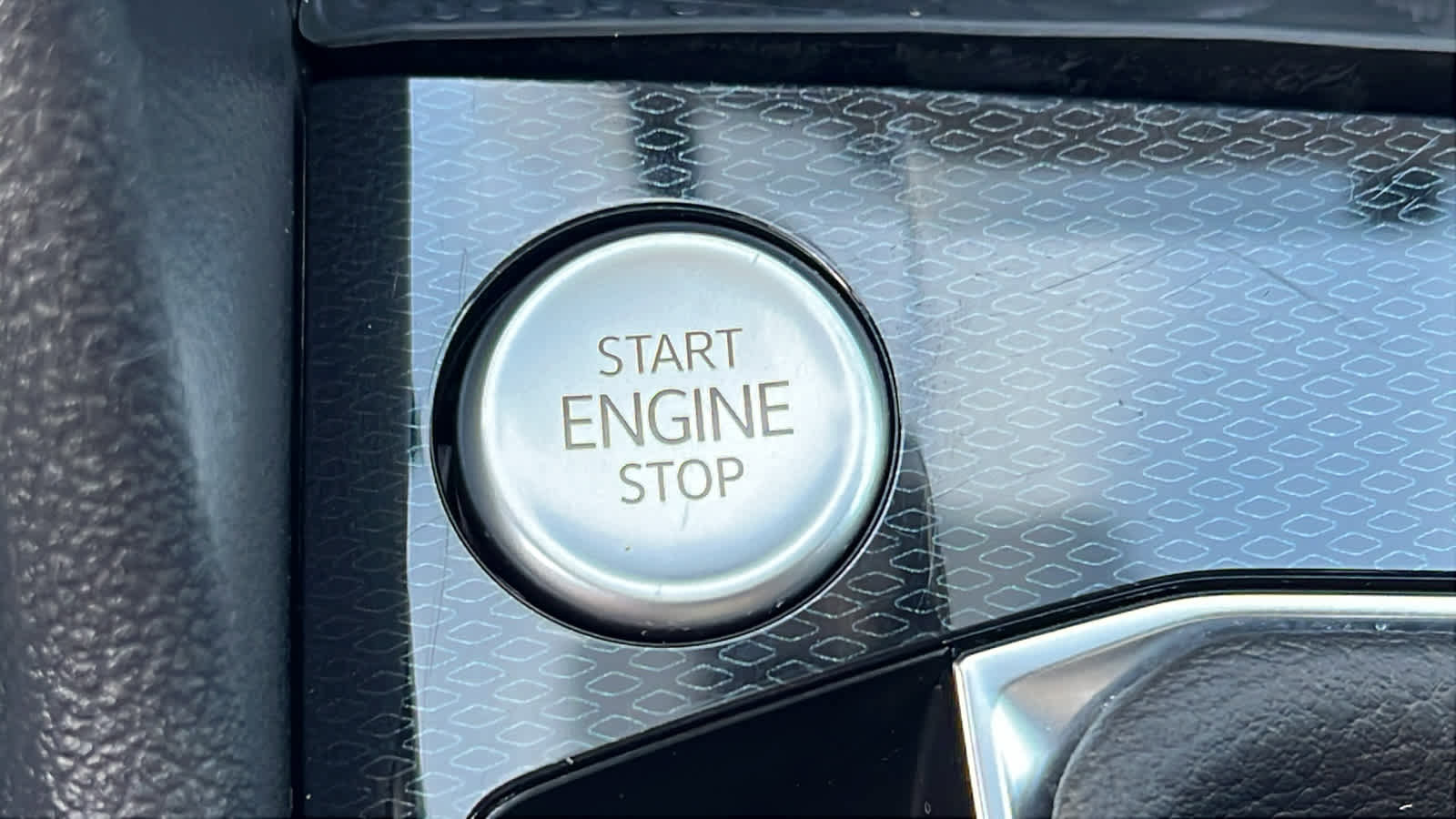 Used 2025 Volkswagen Taos SE w/ Panoramic Sunroof Package image 17