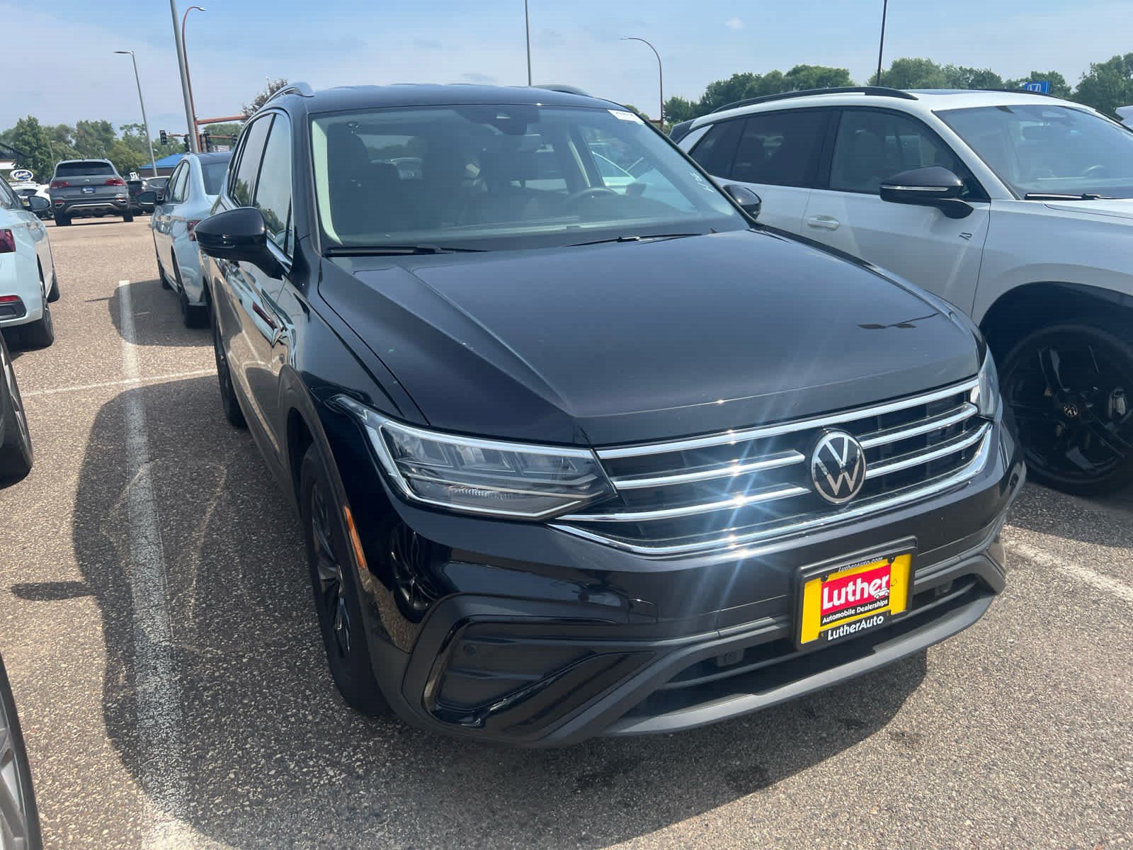 Used 2024 Volkswagen Tiguan SE AWD/4WD image 2