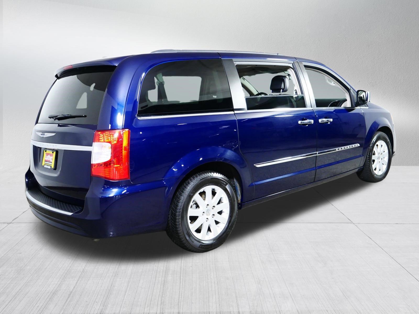 Used 2015 Chrysler Town & Country Touring w/ Driver Convenience Group FWD image 7
