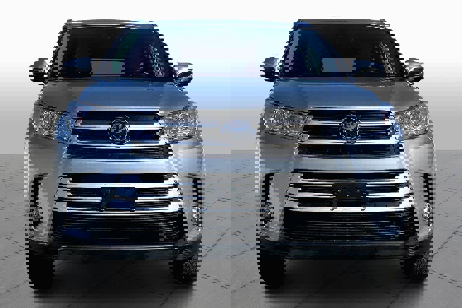 Used 2019 Toyota Highlander XLE w/ Carpet Mat Package (TMS) image 4