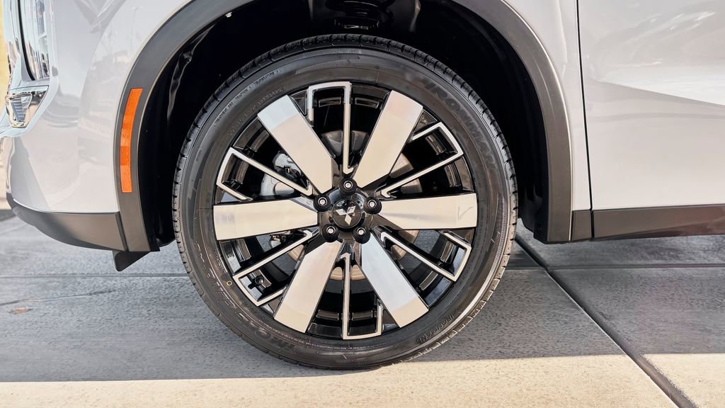 Used 2025 Mitsubishi Outlander SE FWD image 3