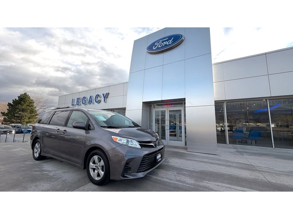 Used 2018 Toyota Sienna LE image 1