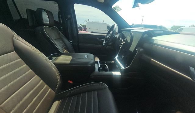 Used 2025 GMC Yukon XL Denali Ultimate AWD/4WD image 4