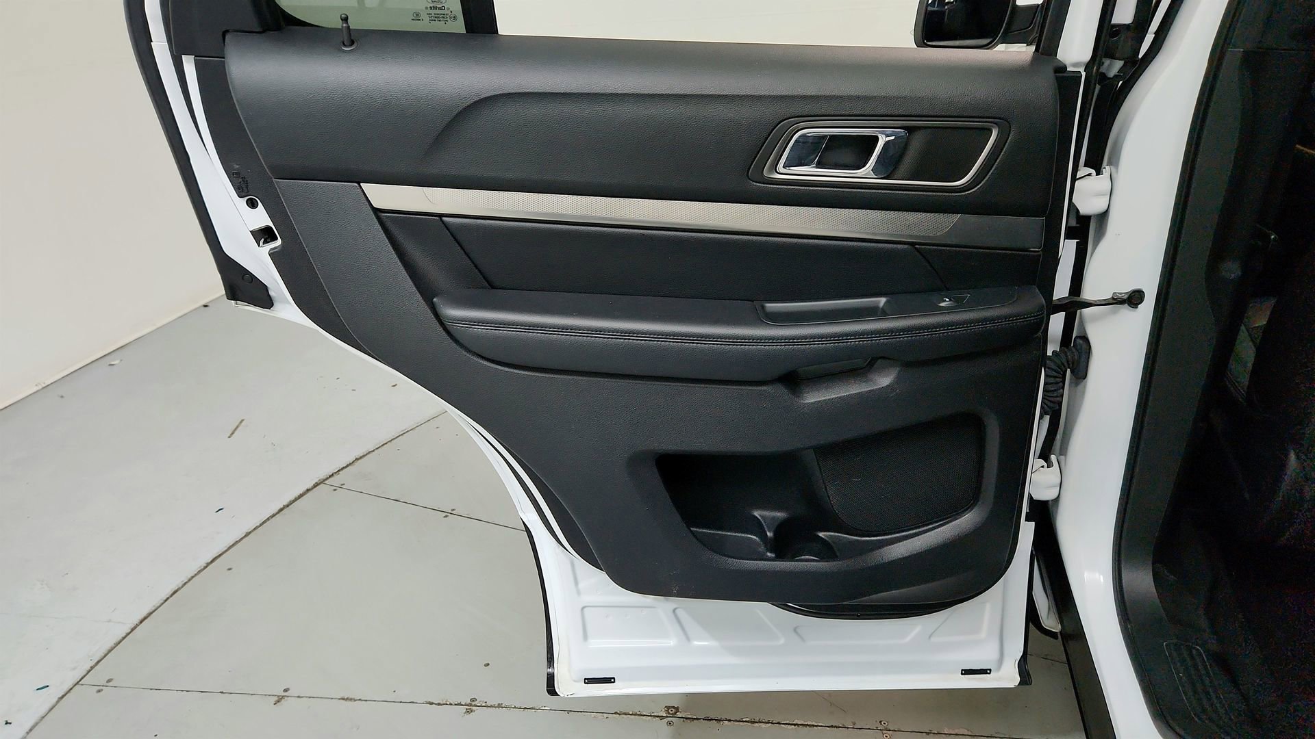 Used 2018 Ford Explorer XLT w/ Equipment Group 202A AWD/4WD image 24