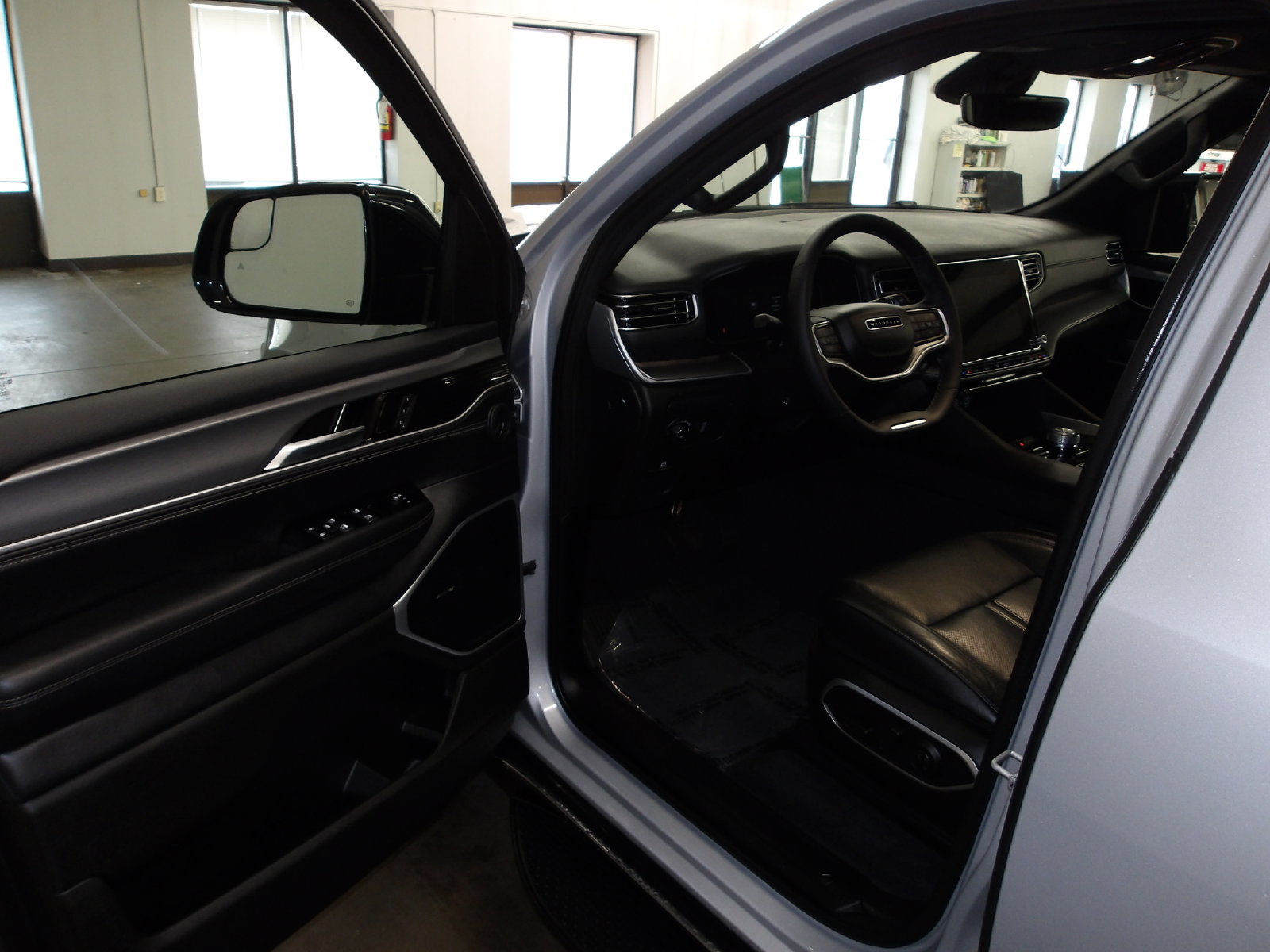 Used 2025 Jeep Wagoneer 4WD image 8