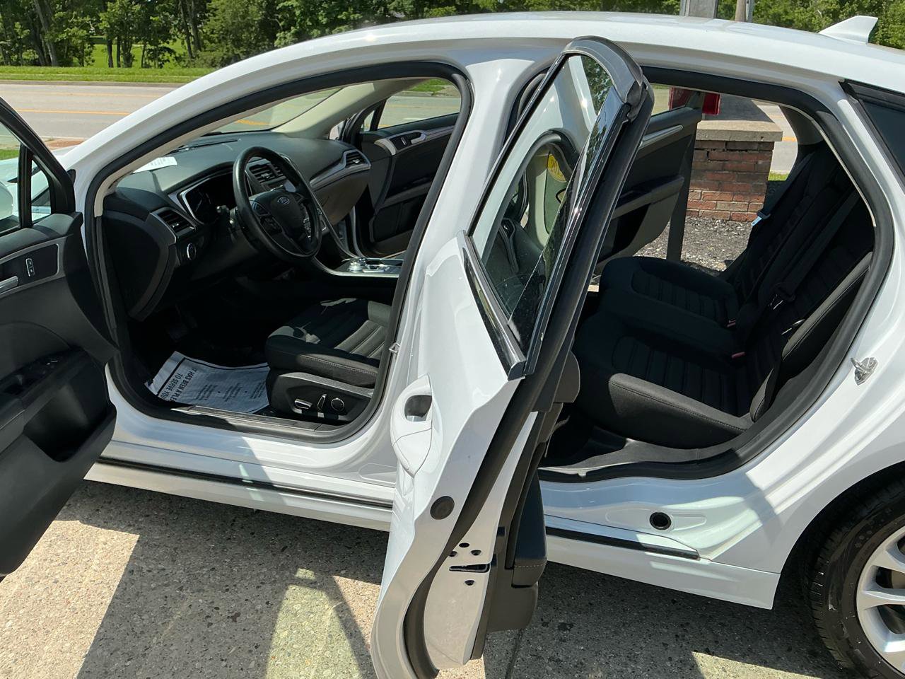 Used 2019 Ford Fusion SE FWD image 9