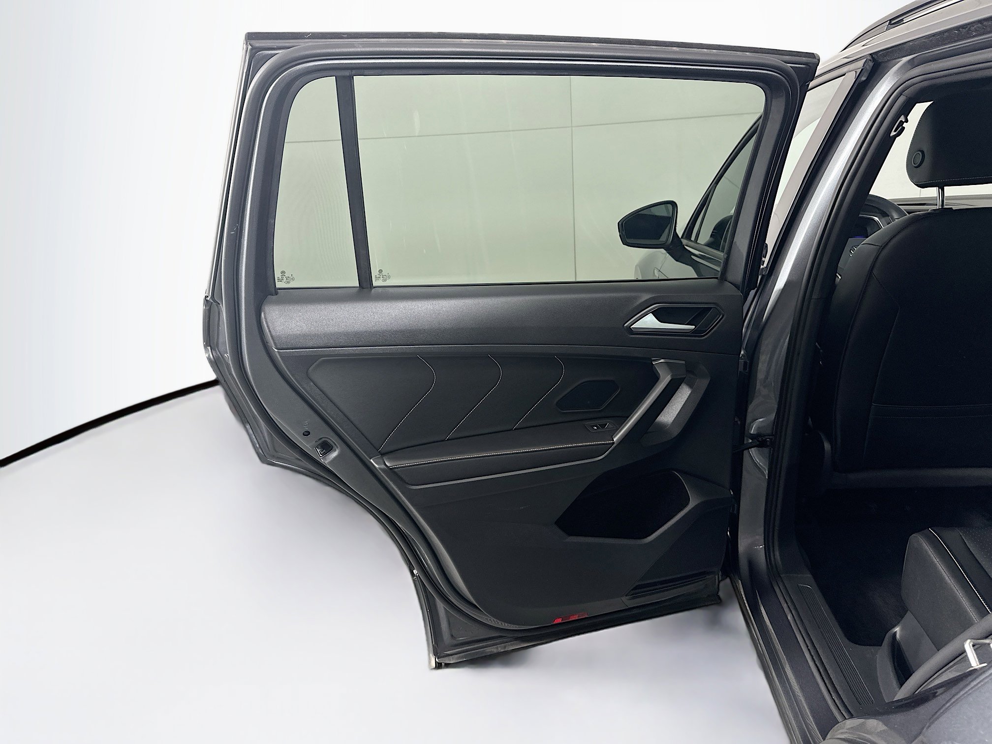 Used 2022 Volkswagen Tiguan SE R-Line image 27