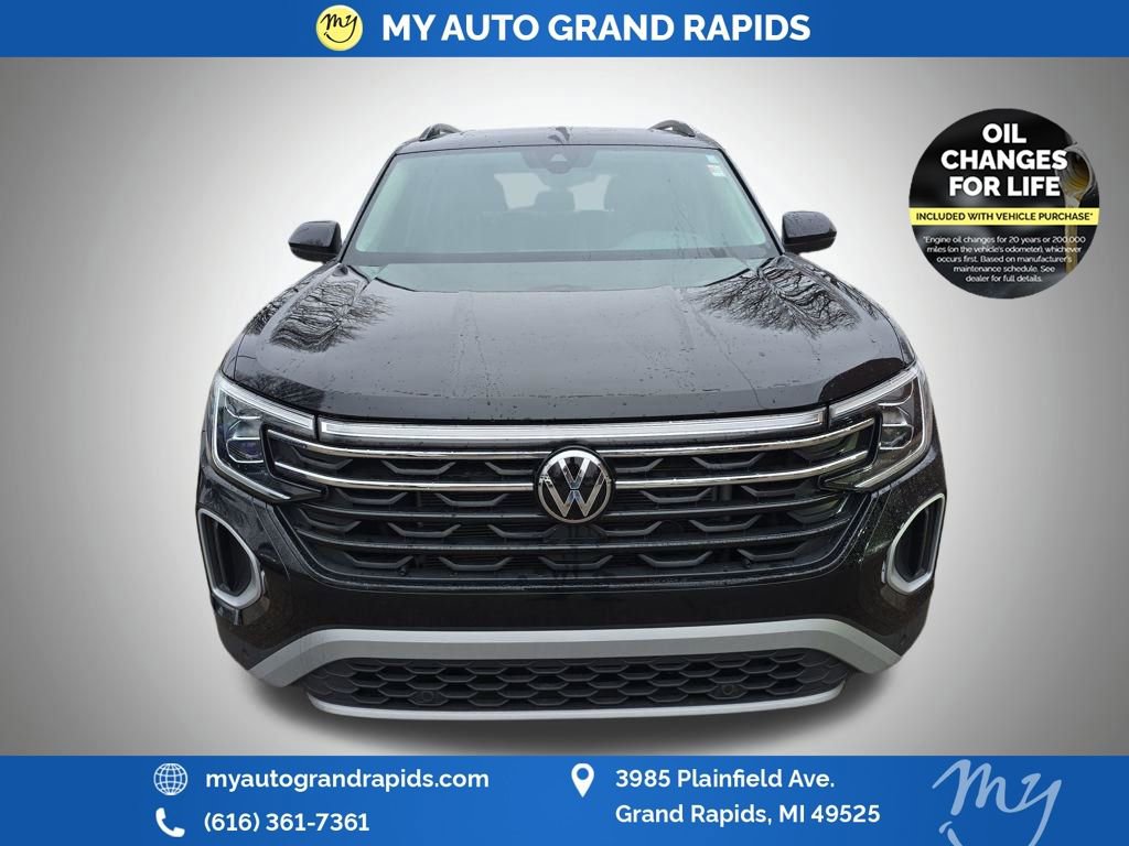 Used 2024 Volkswagen Atlas Peak Edition SE image 2