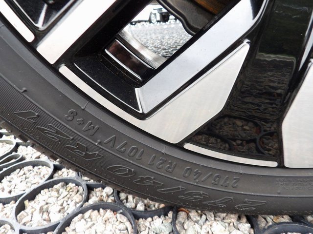 Certified 2025 Volvo XC90 B6 Plus image 27