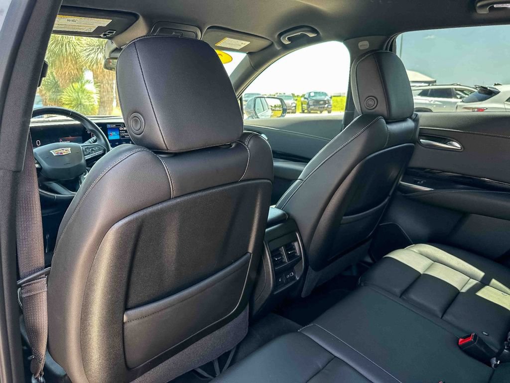 Used 2024 Cadillac XT4 Luxury w/ Cold Weather Package FWD image 17
