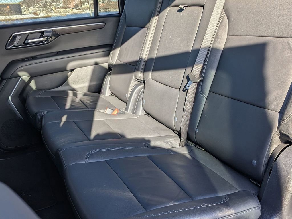 Used 2025 Chevrolet Suburban Z71 image 30