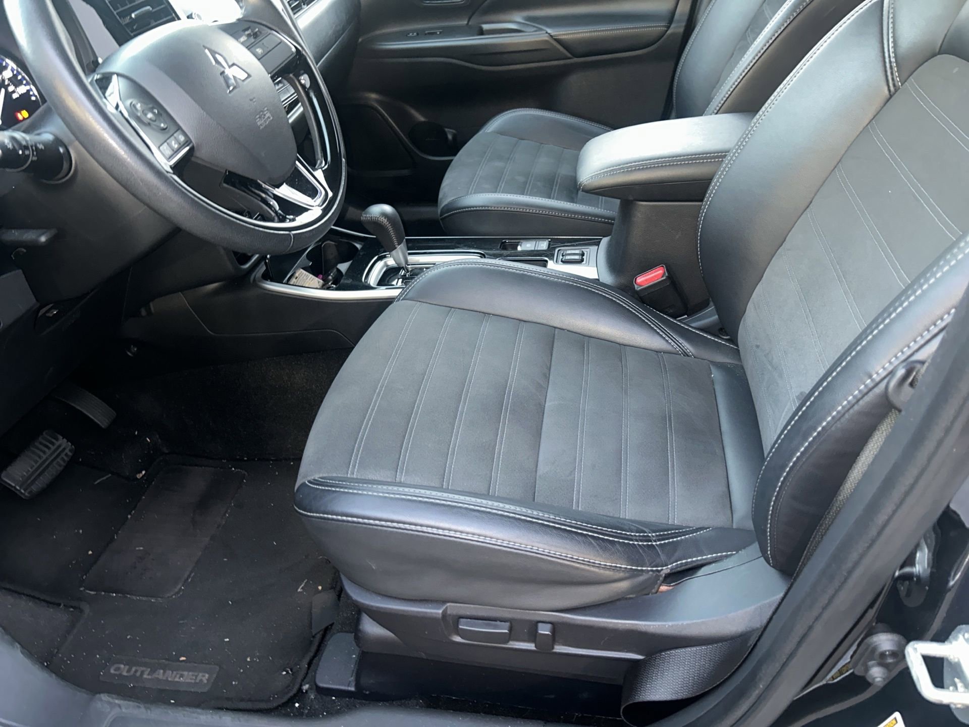 Used 2019 Mitsubishi Outlander SE image 3