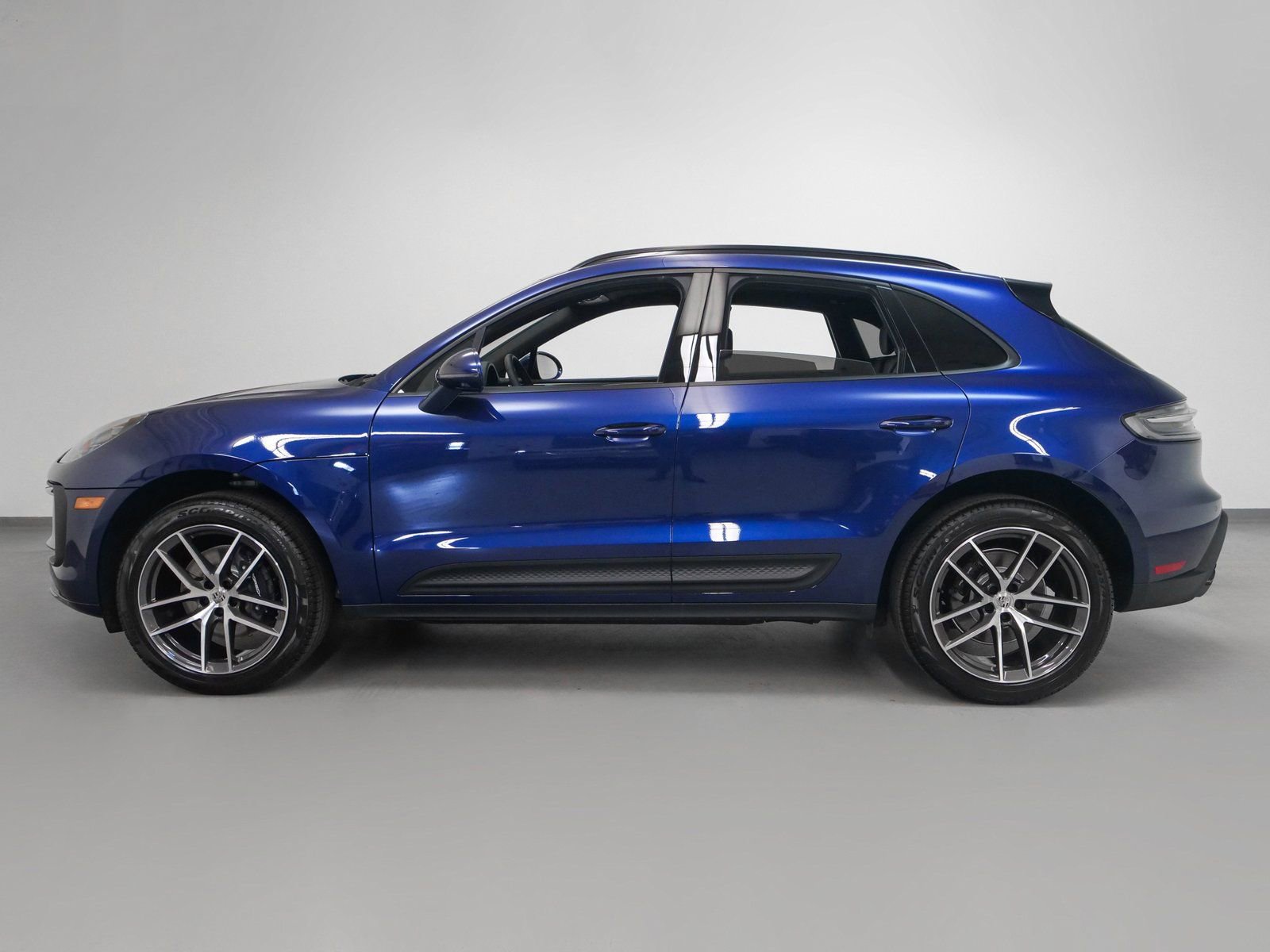Certified 2025 Porsche Macan AWD/4WD image 2