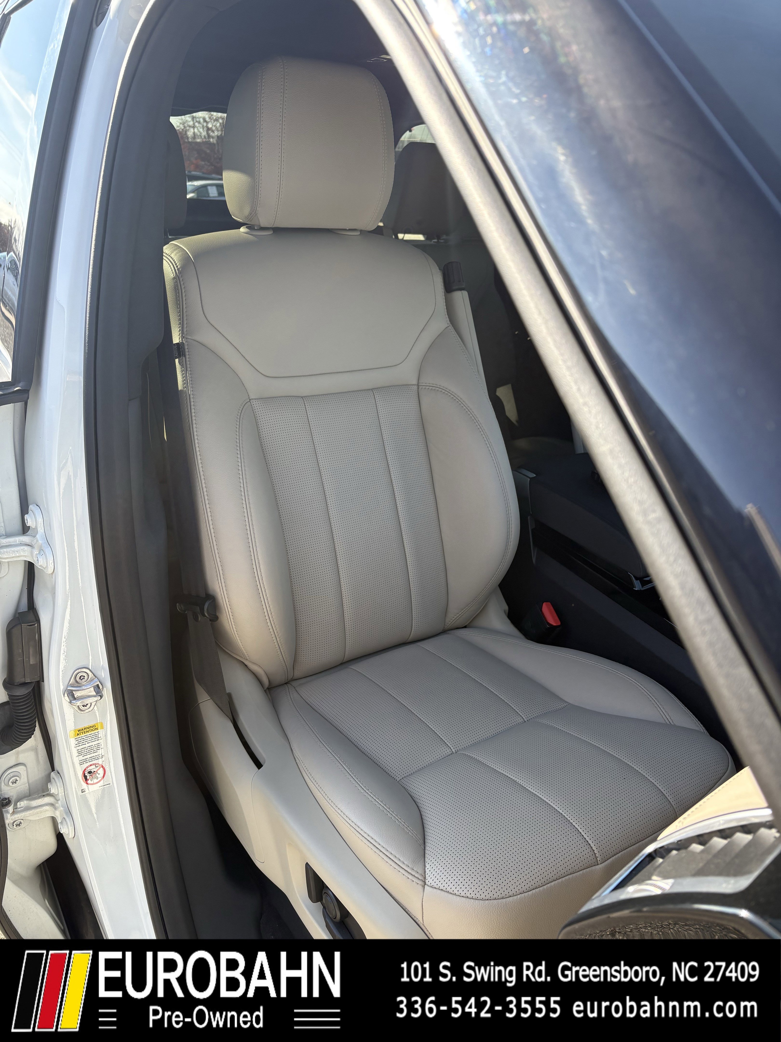 Used 2017 Land Rover Discovery HSE image 14